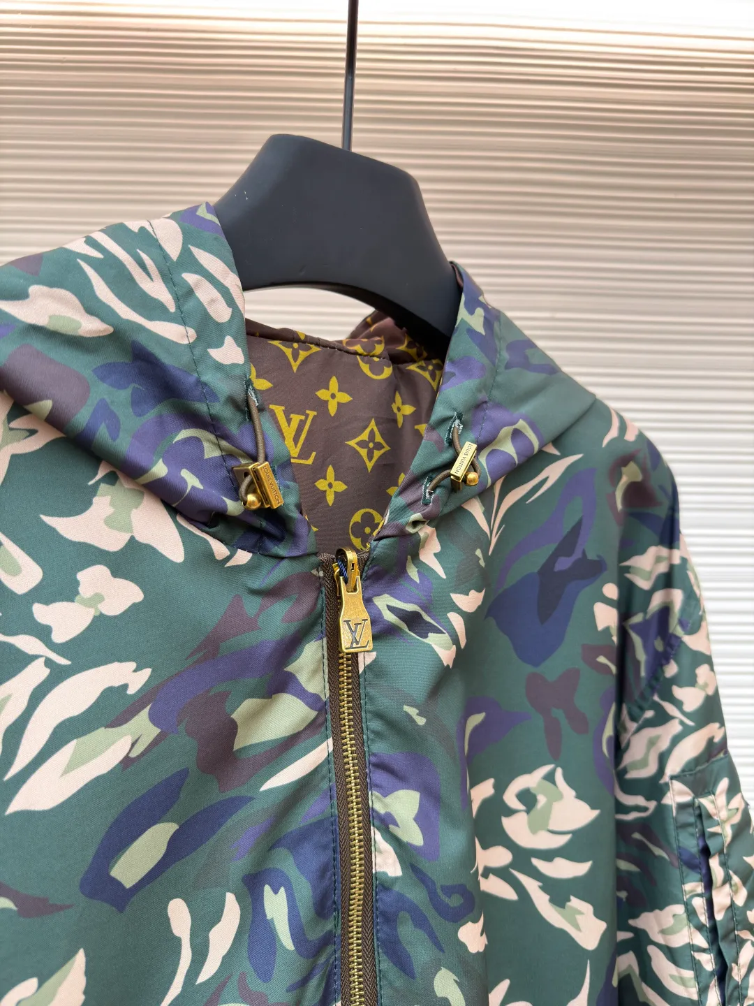 LOUIS VUITTON camouflage printed reversible hooded jacket ●Original version: 26800 purchase and development ●Item number: 1681223-B80 ●Fabric: nylon fabric ●Technology: printing production ●Color: camouflage ●Version: fitted version ●Weight: about 550 grams ●Size: 48-50-52-54 ●Description: This windproof jacket is made of lightweight nylon, 2025 The LV Camo pattern and full-frame Monogram jacquard from the autumn and winter show are decorated on both sides. Multiple pockets reflect functional considerations, and the elastic hood, hem and cuffs complete the overall look. 100% polyester fiber, custom-engraved logo hardware, front camouflage printing, presbyopia printing, reversible design. The overall wiring is straight and delicate, the fabric is comfortable and soft, and the color is consistent without color difference. It can be matched with the same style to create a fashionable look and control various occasions. Customized accessories, complete with three standards, same style for men and women!